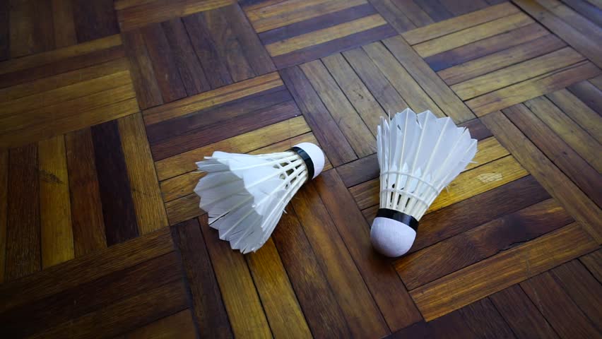 What is the difference between a kite and a badminton shuttlecock