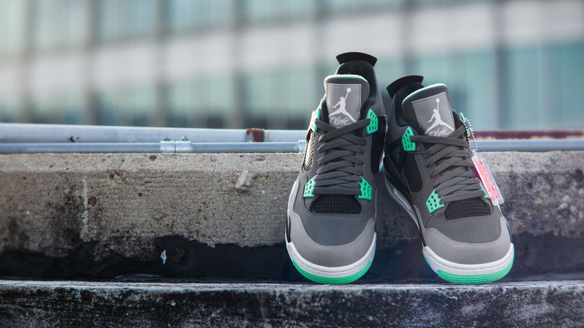 Кроссовки scend pro. Nike Air Jordan 4 зеленые. Air Jordan 4. Air Jordan 4 Green. Кроссовки фон.