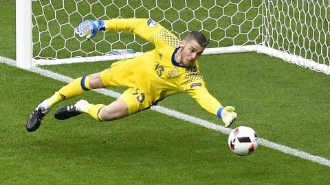 gea david football goalkeeping spain italy euro goalkeeper goal keeper saves diving eurosport guide playo goalkeepers exactly looking were vs