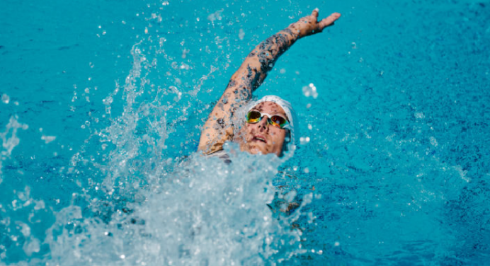 Learn backstroke: An easy guide into Swimming the right way.