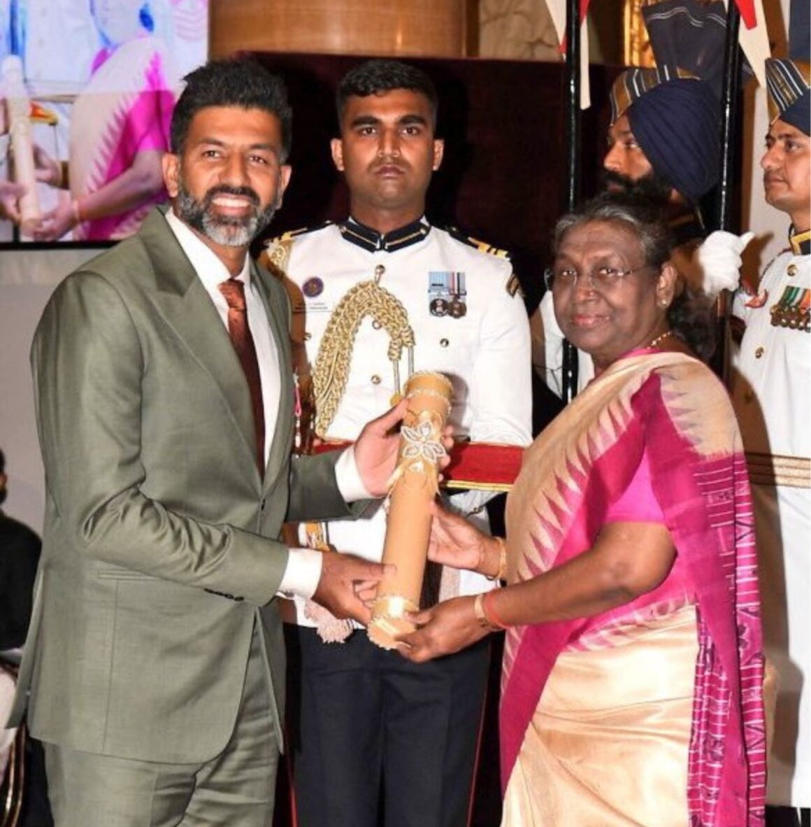 Rohan Bopanna receiving Padma Shri award from president Droupadi Murmu